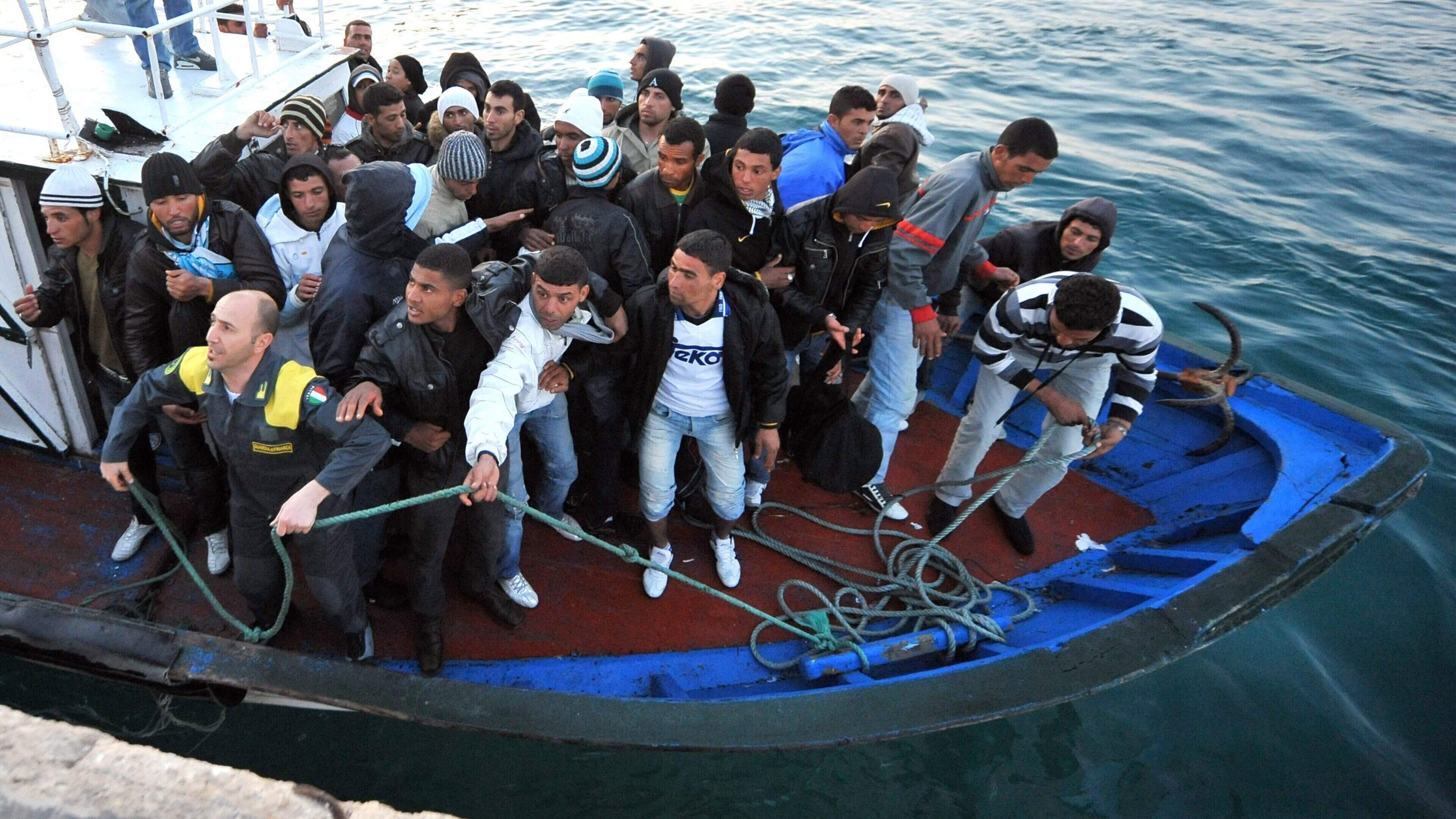 Felle kritiek in Italië: regering-Meloni wil bonus van 615 euro voor elke advocaat die een migrant overhaalt om terug te keren